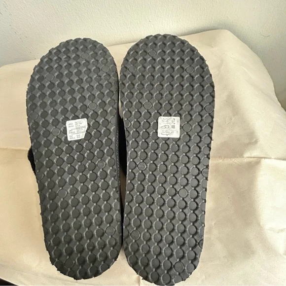 🖤 PUMA Plush Fuzzy Slippers – Women’s Size 9 (Never Worn!) - Picture 3 of 4